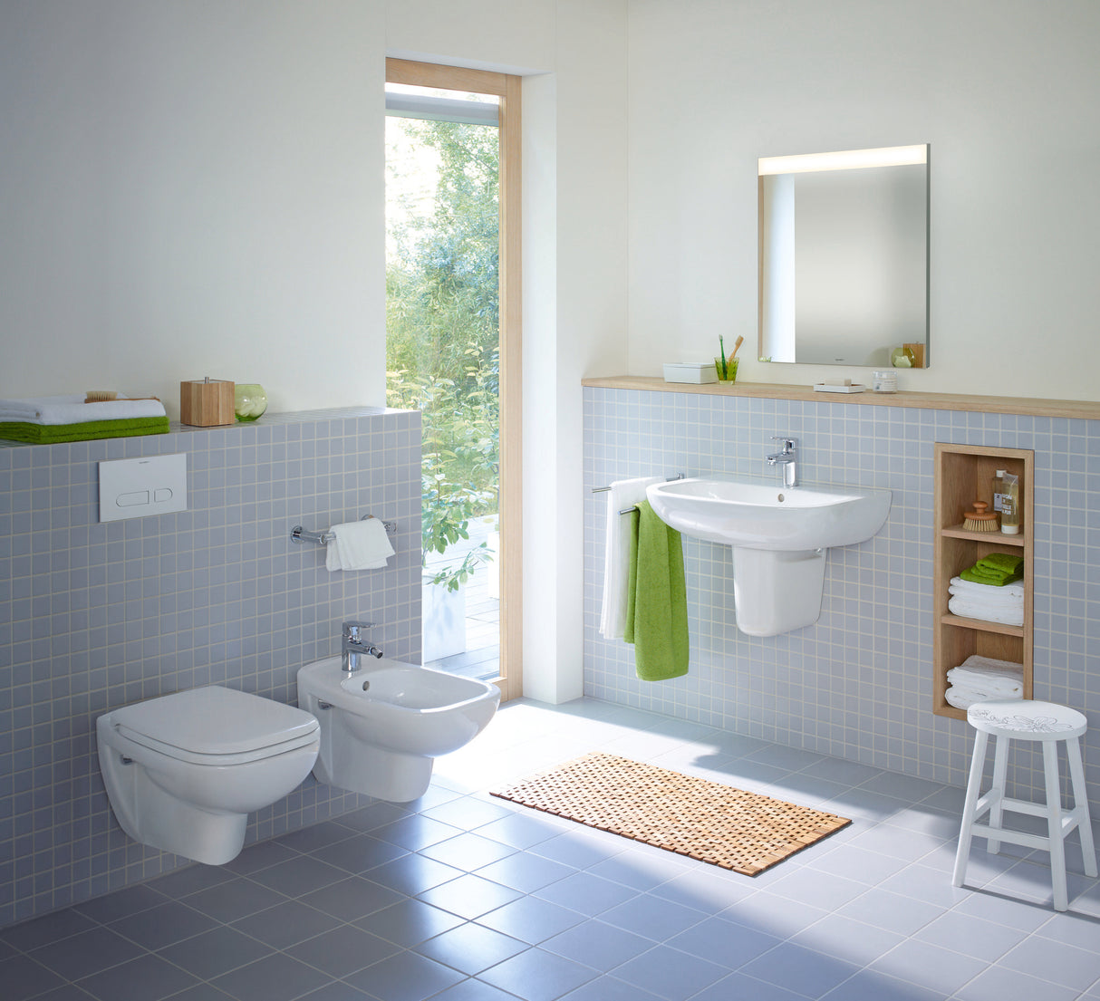 Salle de bains moderne avec lavabo blanc Duravit, céramique sanitaire couleur blanche.