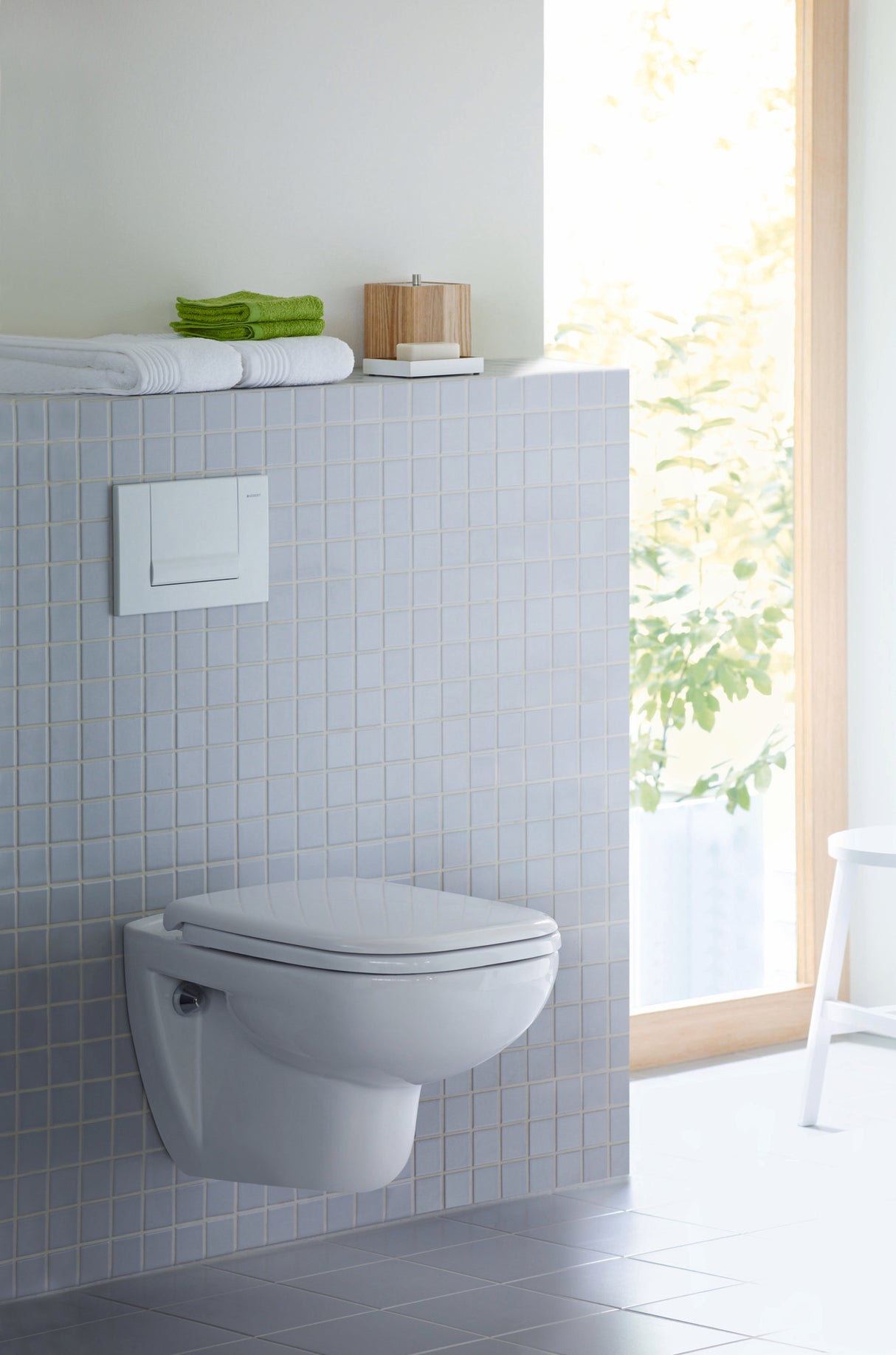WC suspendu Duravit D-Code blanc, sanitaire moderne en céramique dans salle de bain lumineuse