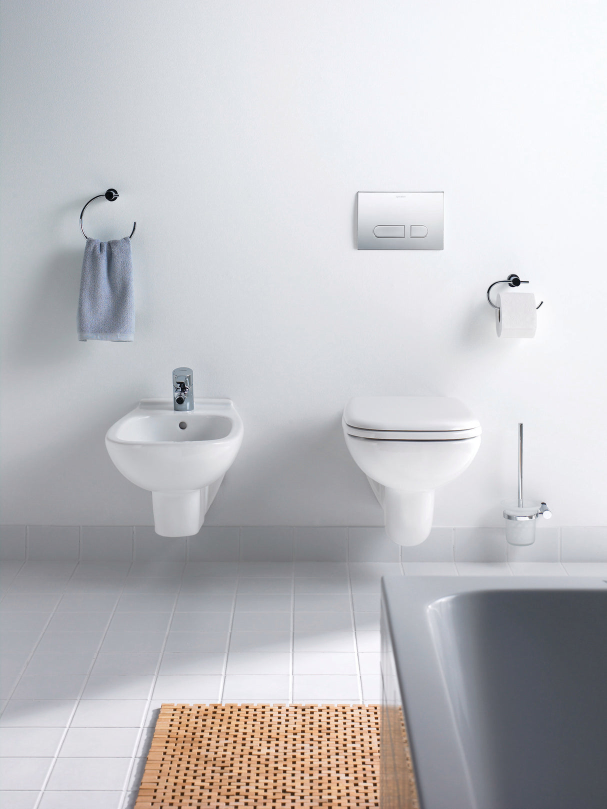 Bidet blanc Duravit D-Code mural dans une salle de bain moderne, couleur blanche.