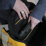 Sac à outils Stanley noir et jaune, type sac de transport, avec pinceaux visibles, couleur noir/jaune