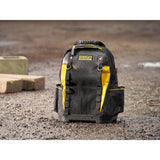 Sac à outils Stanley Fatmax, sac à dos noir et jaune, robuste, posé sur sol mouillé