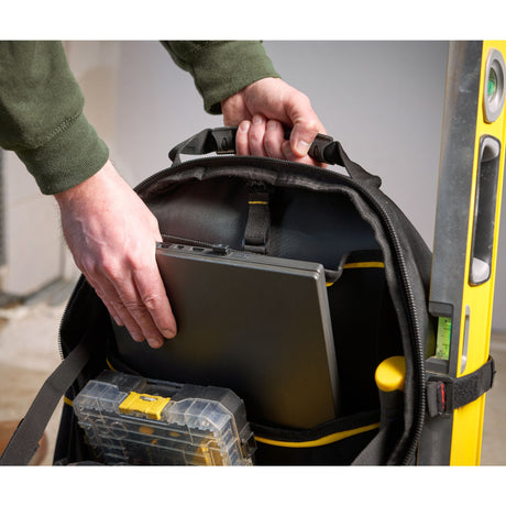 Sac à outils noir Stanley avec niveau à bulle jaune, boîte à outils et ordinateur portable.