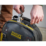 Sac à outils Stanley Fatmax noir et jaune, ouverture avec des clés, marque visible.