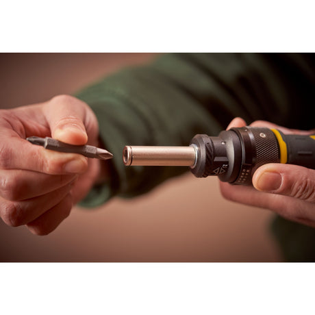 Tournevis Stanley, outil manuel jaune et noir, embout interchangeable en main.