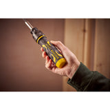 Tournevis jaune et noir Stanley FATMAX tenu en main, outil de vissage professionnel.