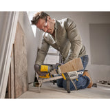 Serrageur jaune Stanley FatMax, outil de serrage manuel, utilisé sur bois en chantier.