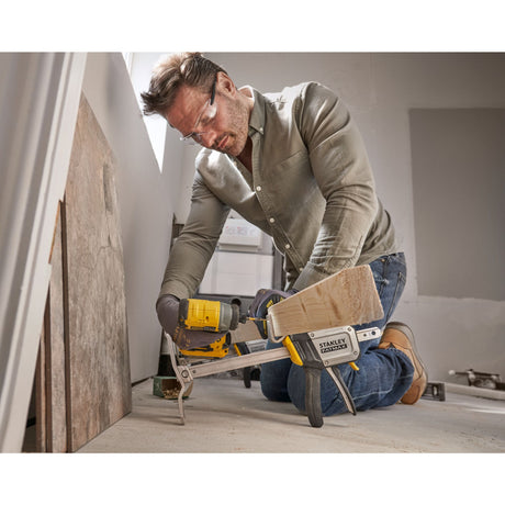 Serrageur jaune Stanley FatMax, outil de serrage manuel, utilisé sur bois en chantier.