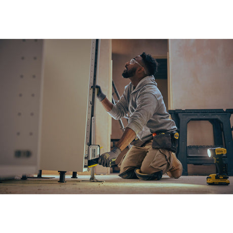 Étau STANLEY, serre-joint de couleur grise utilisé pour travaux d'assemblage