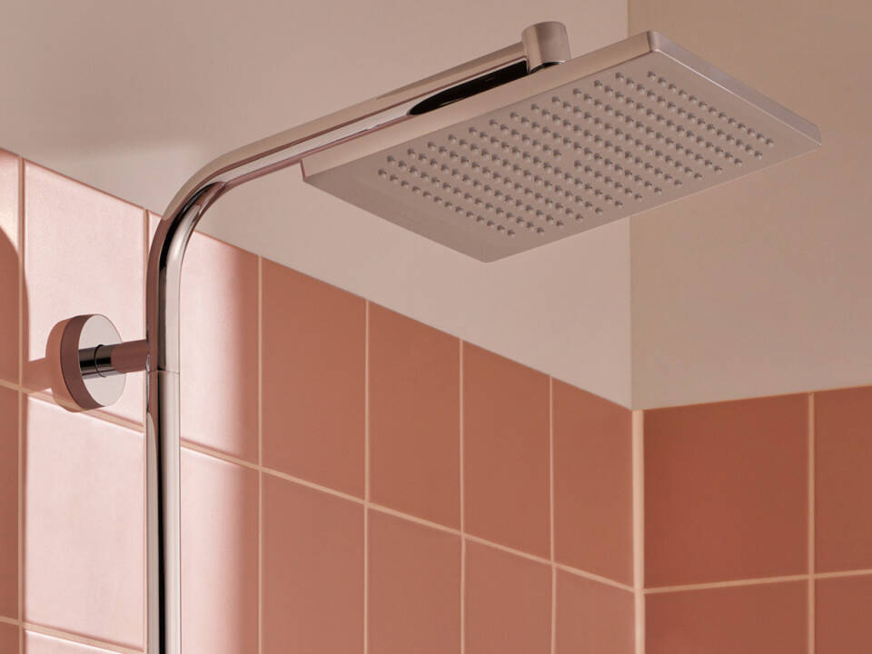 Douche de tête Hansgrohe, pommeau carré chromé, salle de bain carrelage rose.