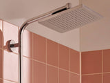 Douche de tête Hansgrohe, pommeau carré chromé, salle de bain carrelage rose.