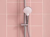Douchette Hansgrohe, type pommeau de douche, finition chromée sur carrelage rose.