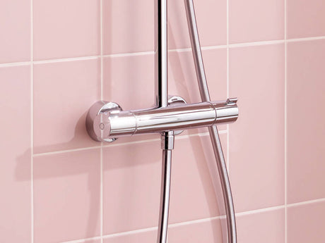 Mitigeur thermostatique Hansgrohe, chrome, pour douche, gros plan salle de bain rose
