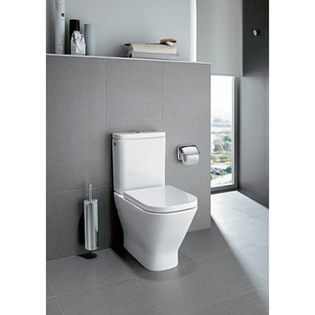 WC blanc marque Roca, modèle majeur, installé dans une salle de bain moderne grise