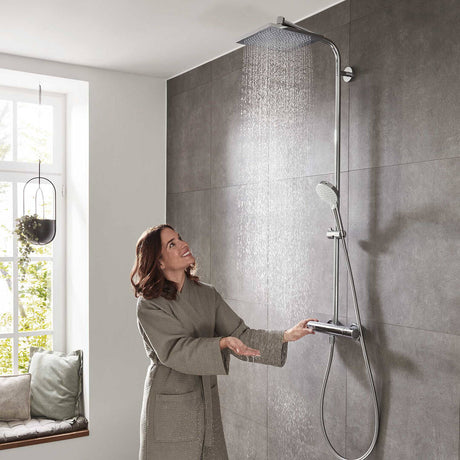 Douche Grohe, système de douche moderne, couleur chromée, dans salle de bain grise.