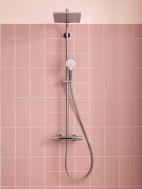 Colonne de douche Grohe chromée, installée sur carrelage rose, mitigeur inclus
