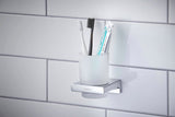 Gobelet porte-brosse à dents Hansgrohe mural en verre dépoli et support chromé argenté.