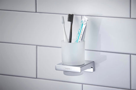 Gobelet porte-brosse à dents Hansgrohe mural en verre dépoli et support chromé argenté.