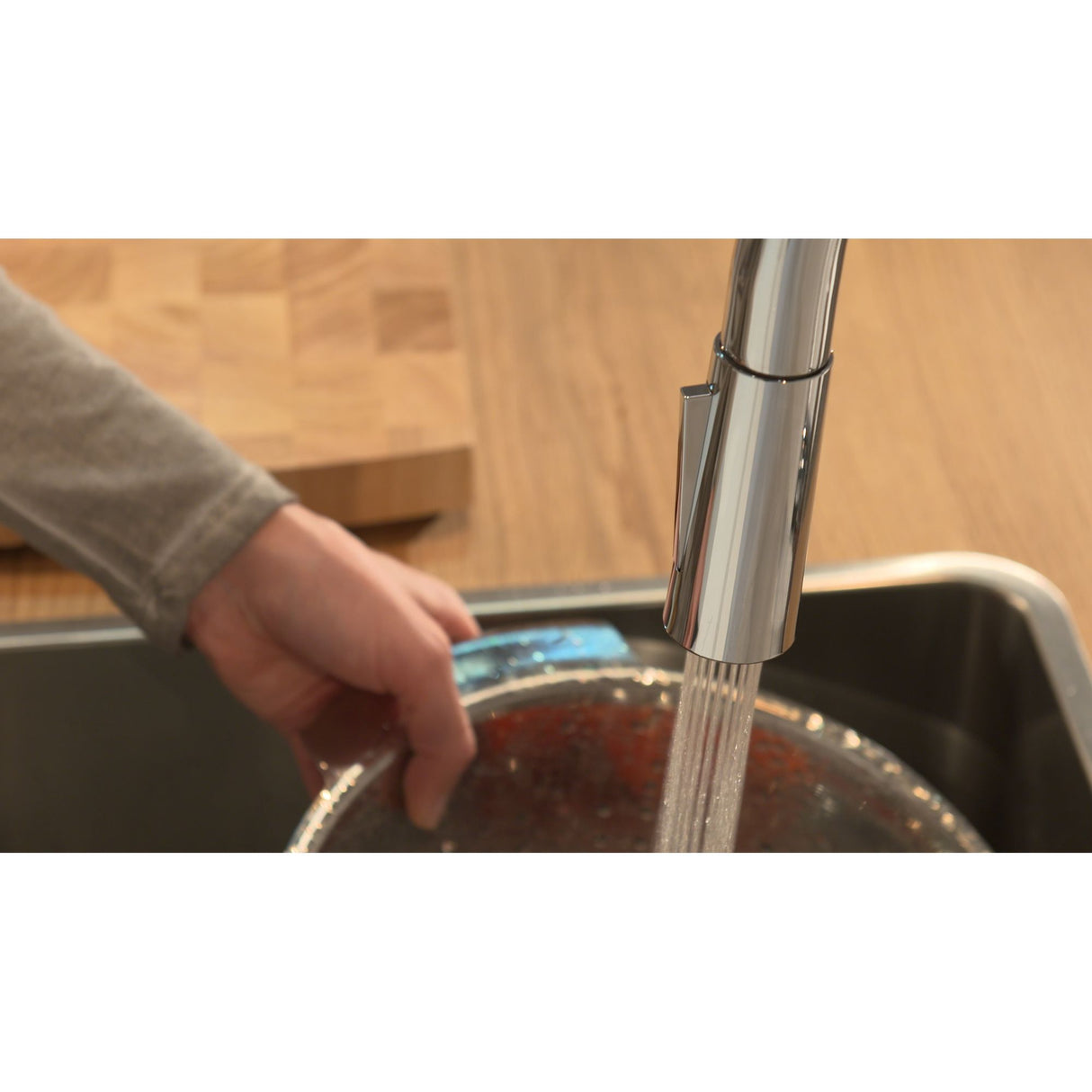 Mitigeur de cuisine Grohe, robinet chromé, couleur argent, utilisation à l'évier.