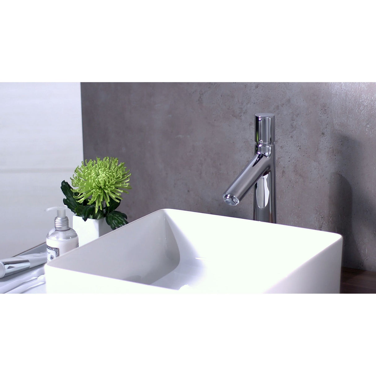 Mitigeur Grohe, robinet de lavabo chromé, design moderne, couleur argentée.