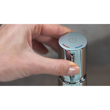 Mitigeur Grohe, robinet chromé, commande d'eau chaude et froide, couleur argentée.