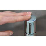 Mitigeur Grohe chromé, robinet salle de bain couleur argent, main appuyant sur le dessus