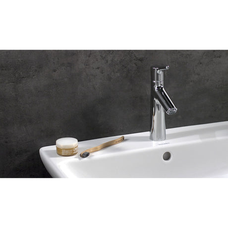 Mitigeur Grohe, robinet chrome, moderne sur lavabo blanc