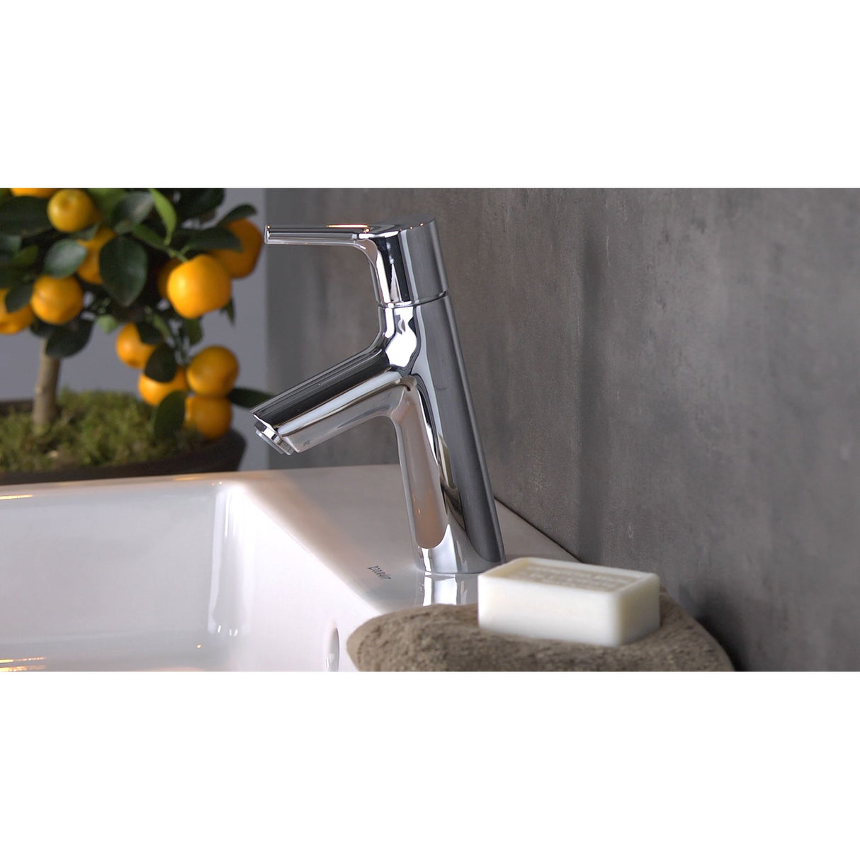 Mitigeur de lavabo Grohe, robinet chrome brillant sur vasque blanche