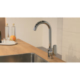 Mitigeur de cuisine Grohe, robinet chromé design moderne sur plan de travail en bois.