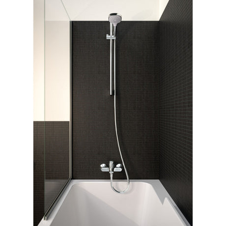 Douchette Grohe, colonne de douche, couleur chrome, installée sur carrelage noir