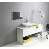 Meuble vasque blanc Royo, salle de bain avec miroir, accessoires jaunes.