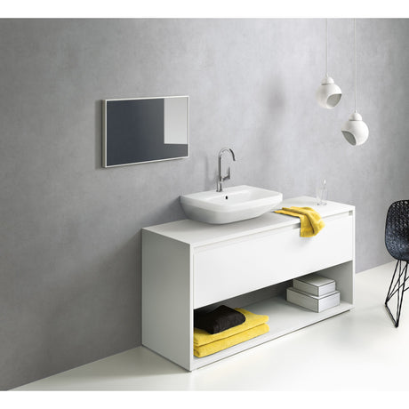 Meuble vasque blanc Royo, salle de bain avec miroir, accessoires jaunes.
