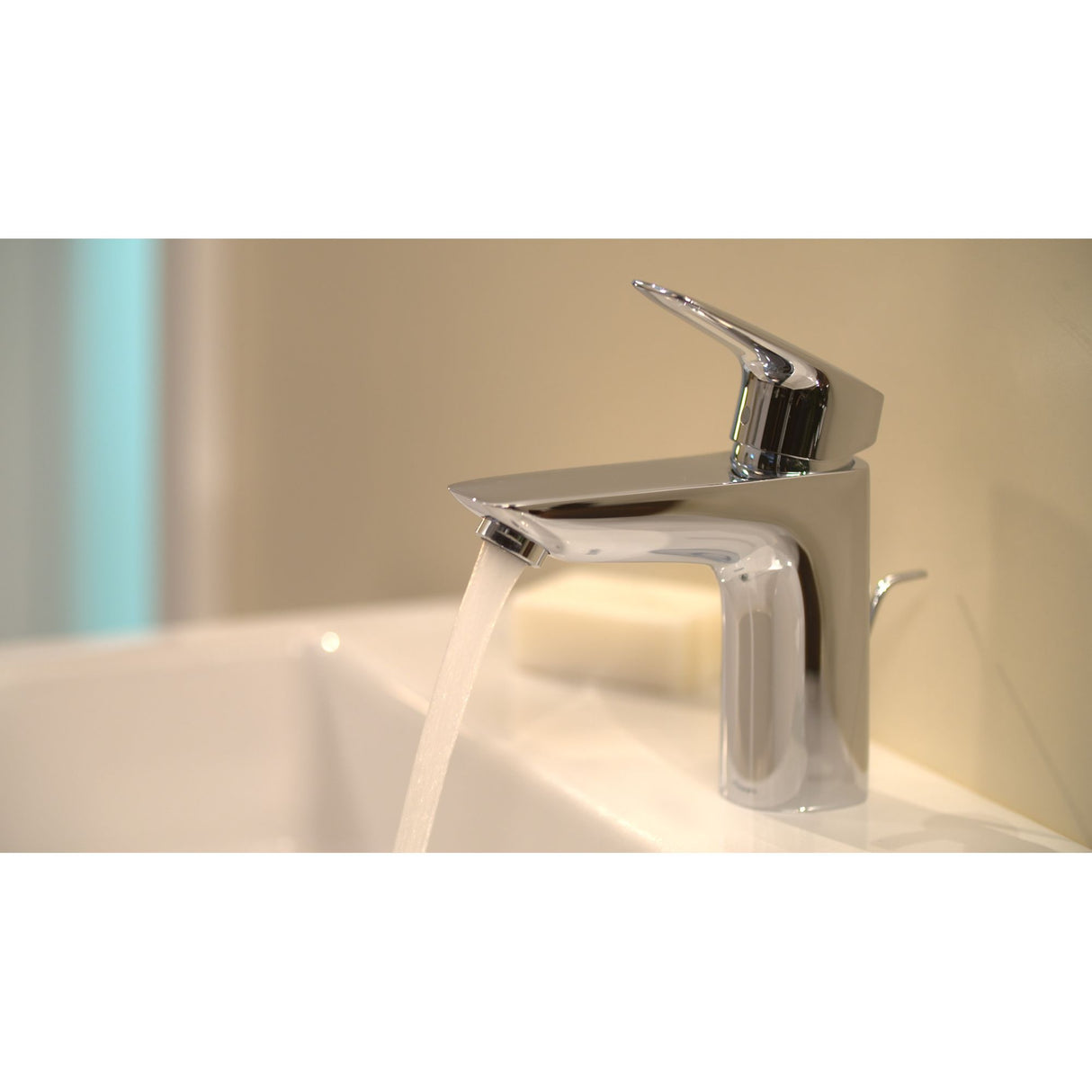 Robinet Grohe mitigeur lavabo chromé, design moderne, couleur argentée