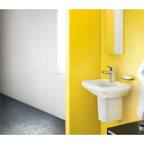 Lavabo blanc Grohe, type céramique, installé sur mur jaune
