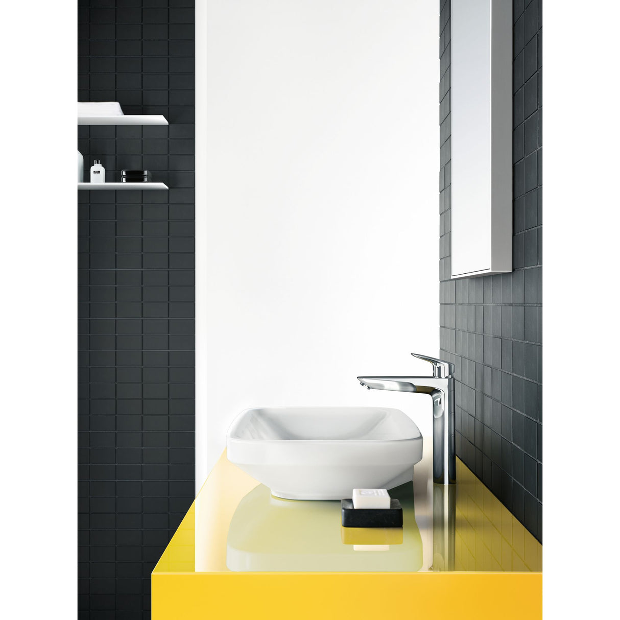 Mitigeur chromé Grohe, robinet de salle de bain moderne sur meuble jaune, carré et argenté