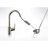 Mitigeur cuisine Grohe, robinet inox, bec extractible, finition argentée, eau versée dans une louche