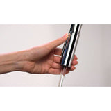 Mitigeur Grohe, robinet de cuisine chromé, élégant et moderne, avec main réglant l'eau.