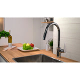 Mitigeur de cuisine Grohe chromé, robinet design moderne, couleur argent brillante