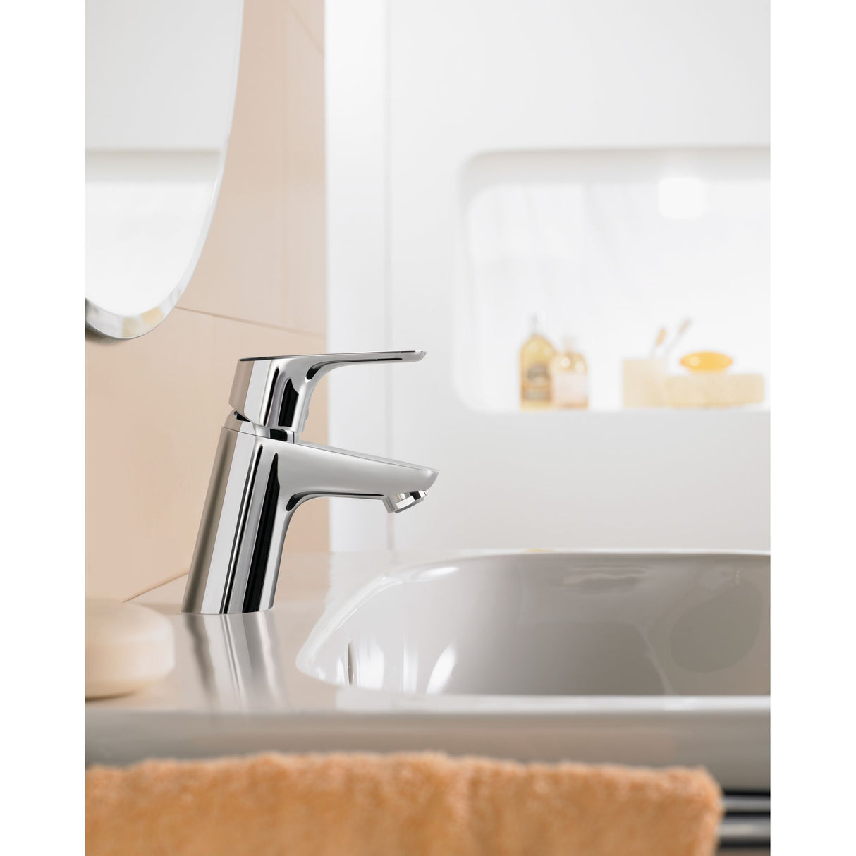 Robinet Grohe mitigeur de lavabo couleur chrome, design moderne pour salle de bain.