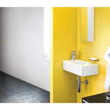 Lave-mains blanc Grohe, robinetterie moderne, fixé mur jaune, salle de bain.
