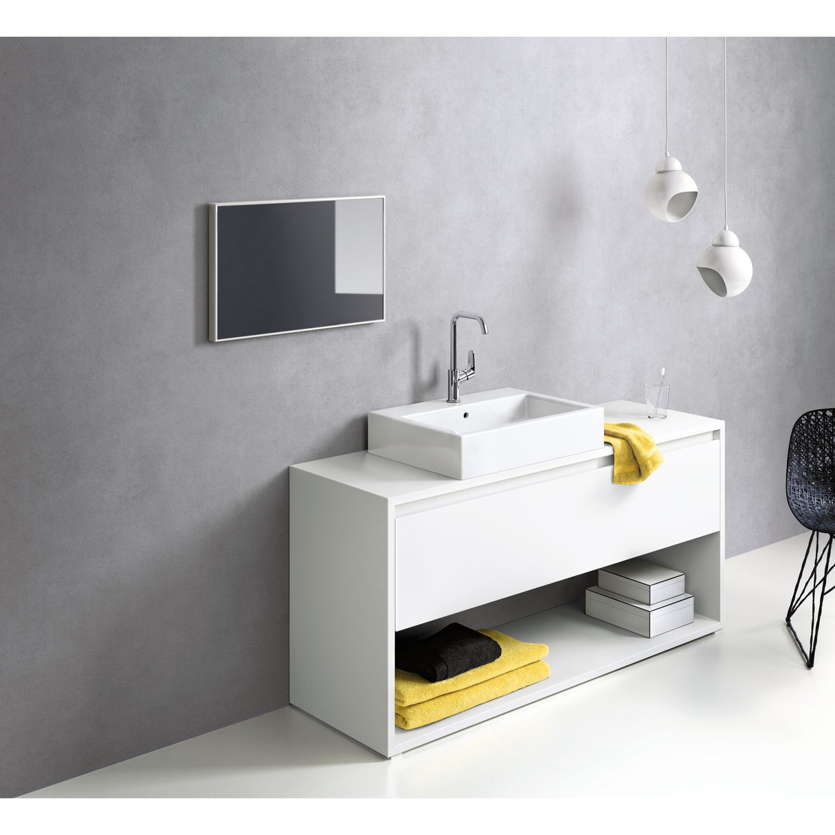 Meuble vasque blanc, marque inconnue, type salle de bain, avec serviettes jaunes.