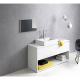 Meuble vasque blanc, marque inconnue, type salle de bain, avec serviettes jaunes.