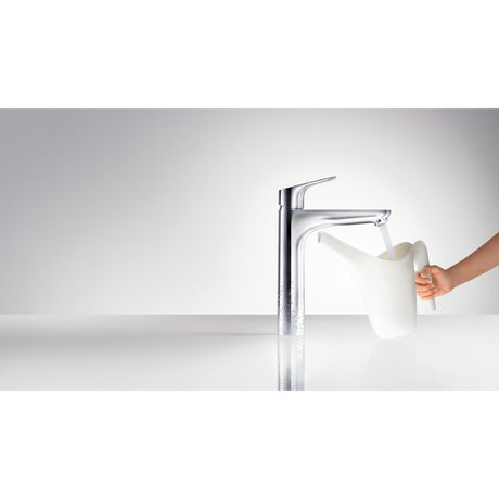 Mitigeur Hansgrohe chromé, robinet salle de bain couleur argent, remplissant un récipient blanc.