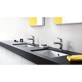 Mitigeurs Grohe chromés sur lavabo double, robinetterie salle de bain, couleur noire.