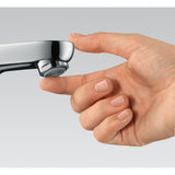 Mousseur Grohe chromé, accessoire robinet, couleur argent, gros plan avec main