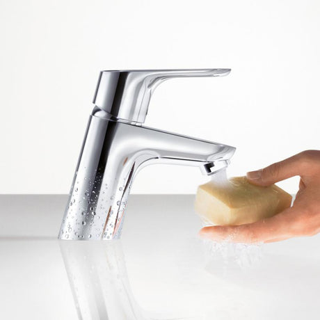 Mitigeur Grohe pour lavabo, couleur chrome, design moderne, eau coulant sur savon