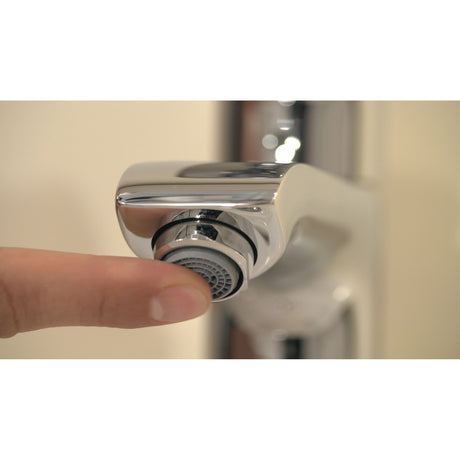 Mousseur chromé Grohe, accessoire robinet, couleur argent, doigt en interaction.