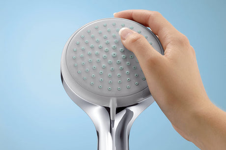 Douchette Grohe, pommeau de douche rond, couleur chromée, main ajustant le jet