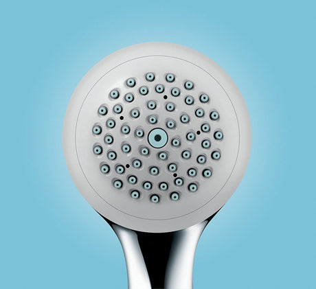 Pommeau de douche Grohe, type douchette, couleur gris et chrome, fond bleu.