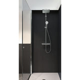 Colonne de douche Grohe en acier inoxydable, finition argentée, installée sur mur noir