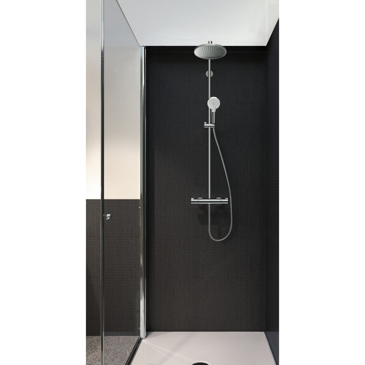 Colonne de douche Grohe, couleur chrome, design moderne dans une cabine noire